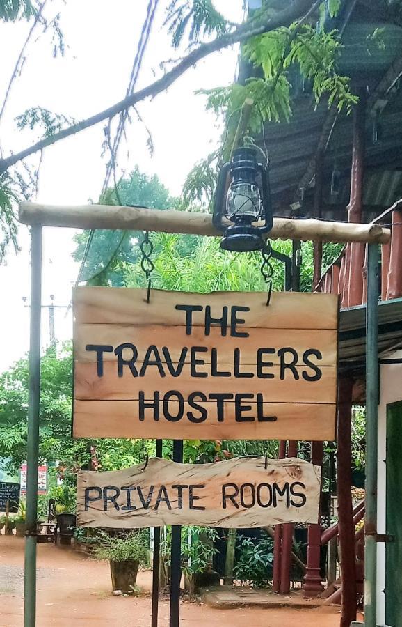 The Traveller'S Hostel & Private Rooms Сігірія Екстер'єр фото
