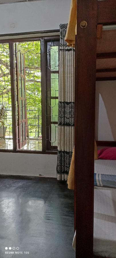 The Traveller'S Hostel & Private Rooms Сігірія Екстер'єр фото